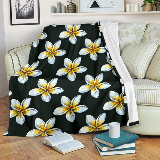 White Plumeria Pattern Print Design PM022 Fleece Blanket