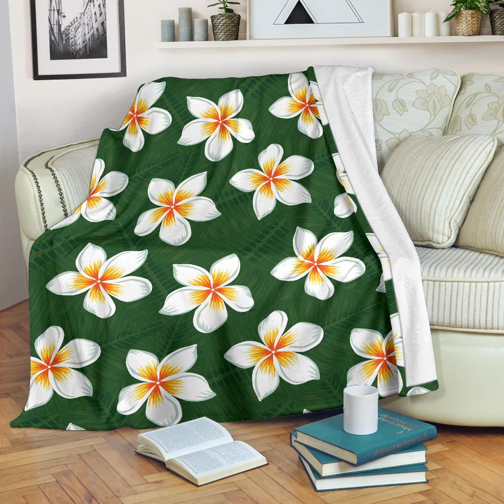 White Plumeria Pattern Print Design PM020 Fleece Blanket