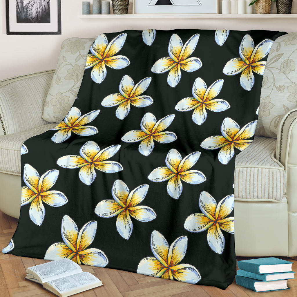 White Plumeria Pattern Print Design PM022 Fleece Blanket