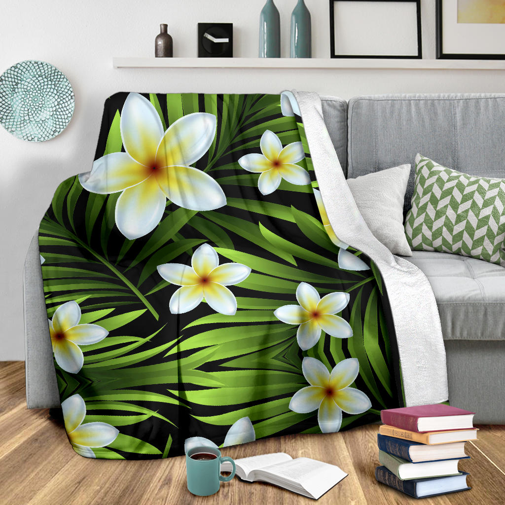 White Plumeria Pattern Print Design PM06 Fleece Blanket
