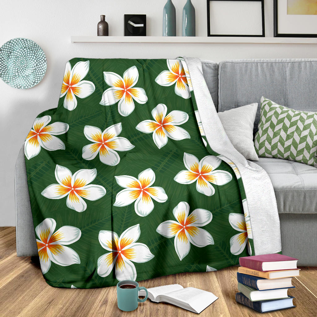White Plumeria Pattern Print Design PM020 Fleece Blanket