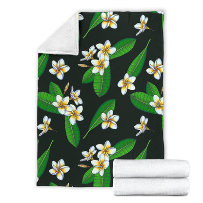 White Plumeria Pattern Print Design PM023 Fleece Blanket