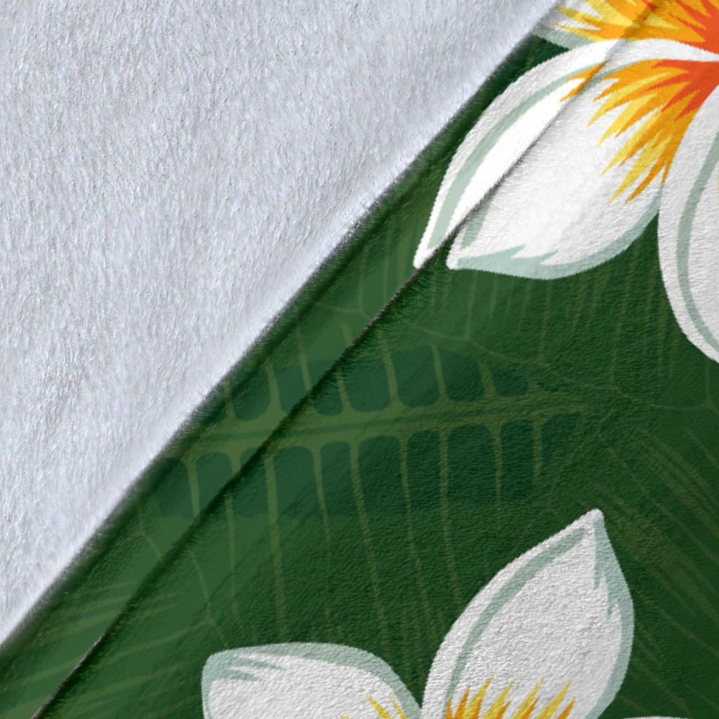 White Plumeria Pattern Print Design PM020 Fleece Blanket